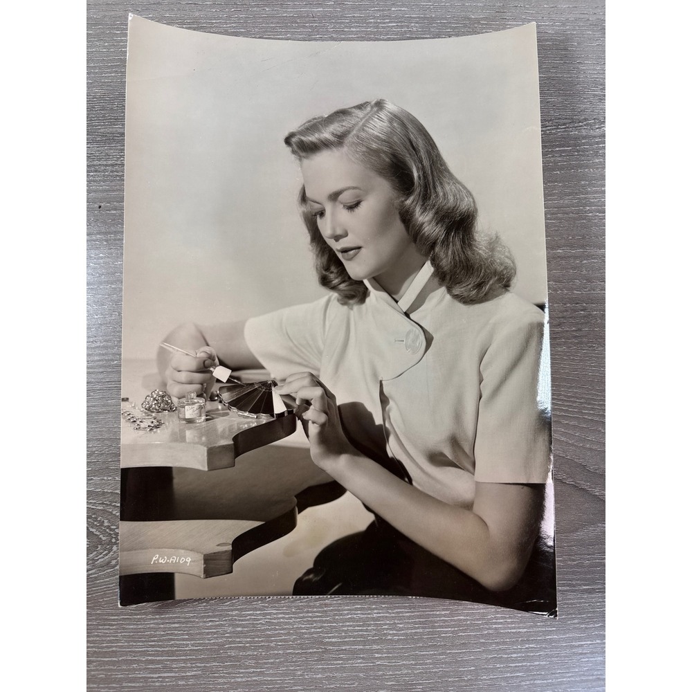 Patrice Wymore Warner Bros Vintage 1950 Press Photo Nail Polish Beauty P.W. A109